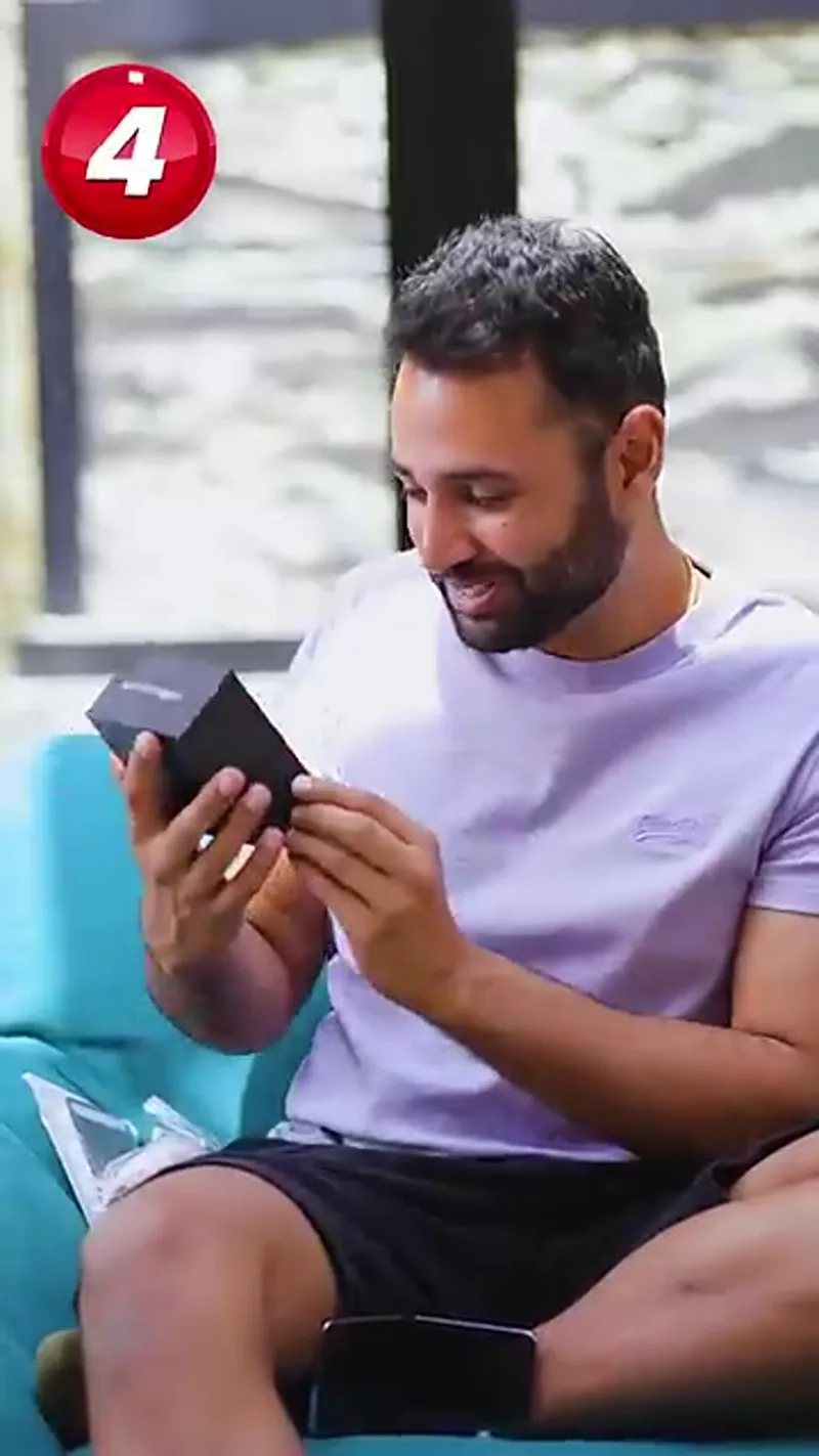 Handbag-style foldable phone case